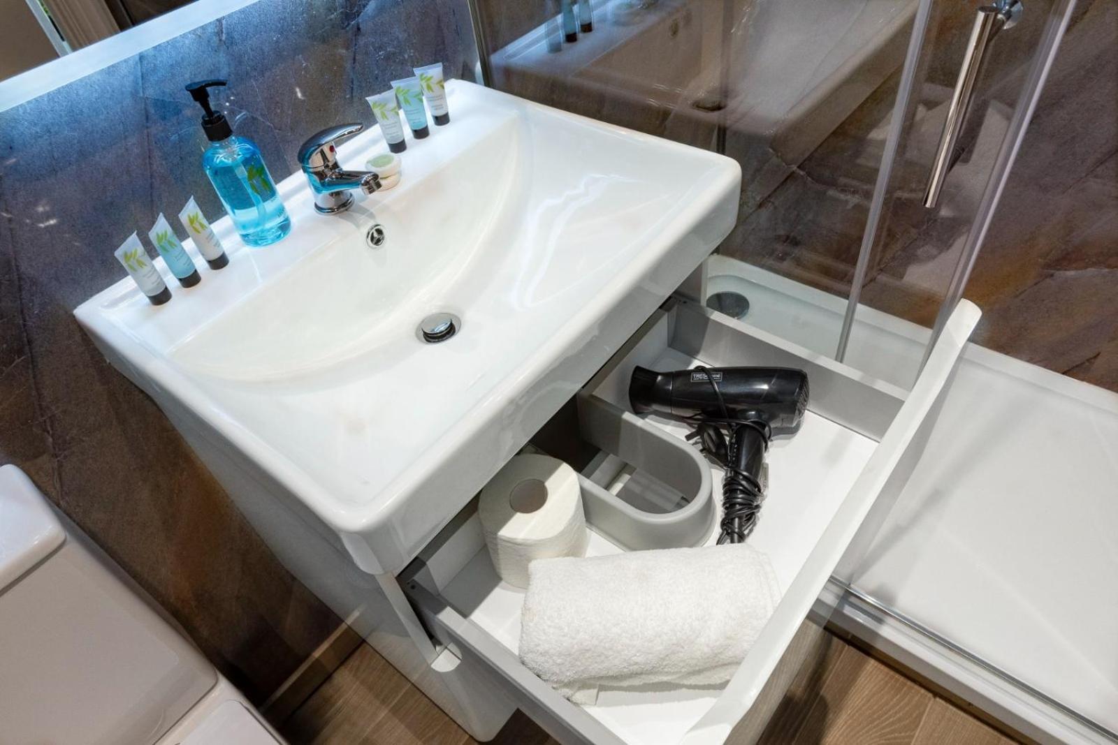 Whyte Harte Hotel Redhill  Ngoại thất bức ảnh