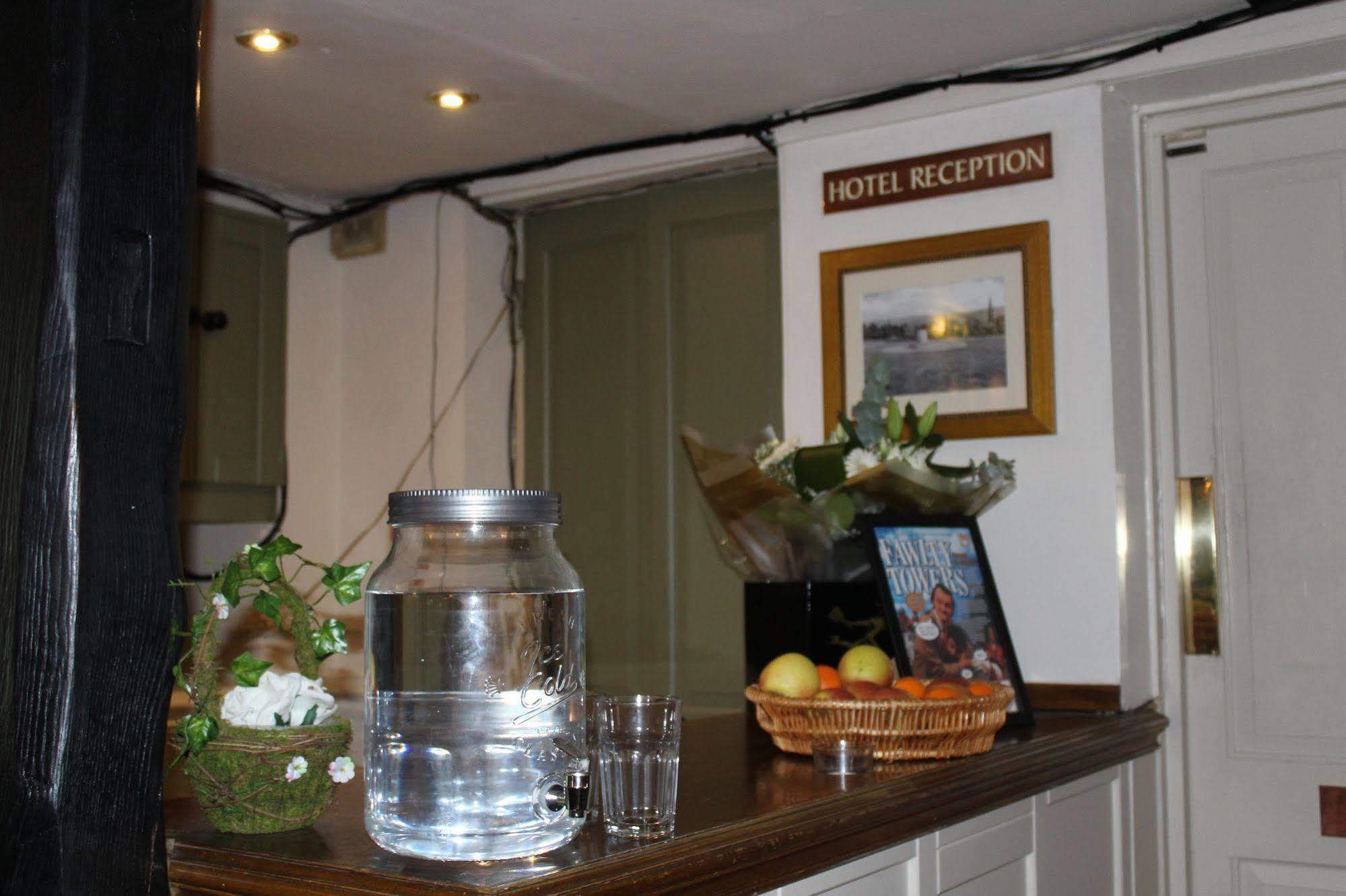 Whyte Harte Hotel Redhill  Ngoại thất bức ảnh