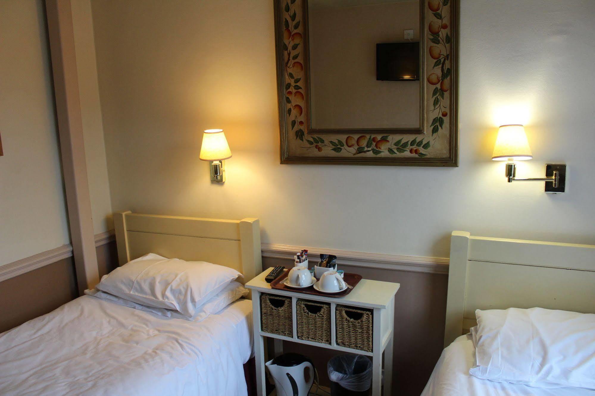 Whyte Harte Hotel Redhill  Ngoại thất bức ảnh